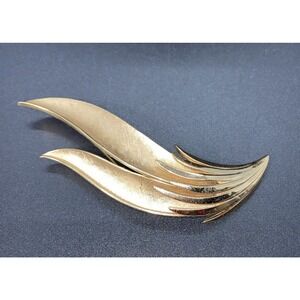 VTG 1950s SIGNED CROWN TRIFARI GOLDEN LEAF / FEATHER BROOCH 3 3/16" by 2"